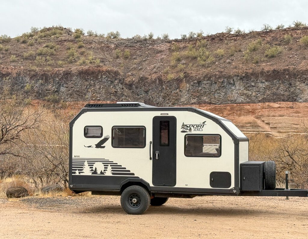 S145 off grid camping along the sandstone cliffs of Utah.